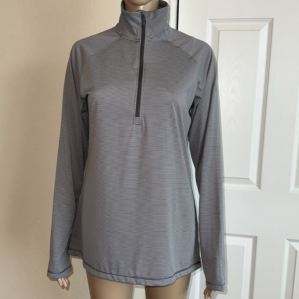 NWT Under Armour Women's Gray Striped Long Sleeves Shirt Size  S/M. - Picture 4 of 11
